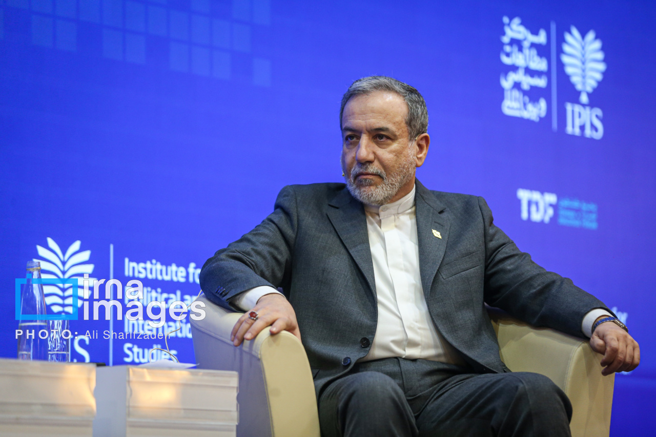 گزارش گاردین درباره وزیر خارجه ایران: سیاستمداری صبور با چهره‌ای بی‌احساس