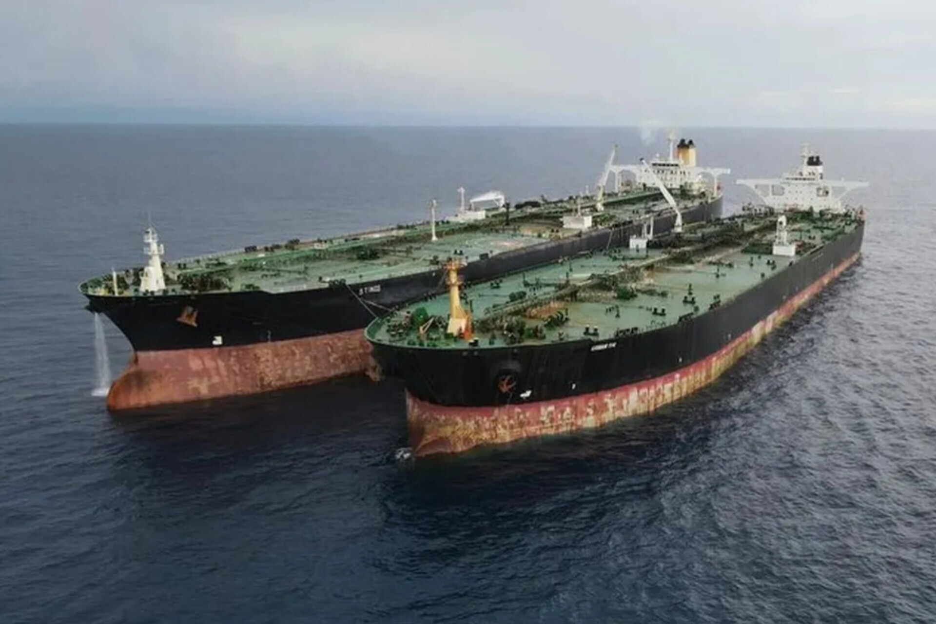 تانکر ترکرز: یک ابر نفتکش VLCC حامل ۲ میلیون بشکه نفت، همچنان در ایران است و هنوز حرکت نکرده/ بیست ابر نفتکش VLCC بدون محموله برای بارگیری نفت در دسترس هستند که از این تعداد، چهار فروند تحریم نیستند